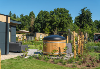 Lodge Essenburgh Deluxe avec bain à remous au Veluwepark de Bosgraaf, Pays-Bas, ambiance extérieure moderne.