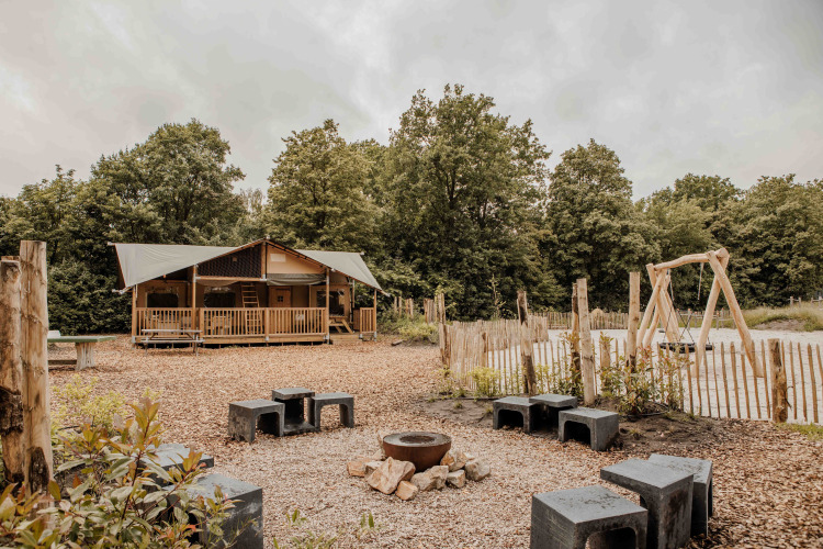 Safari-Zelt Ranger Lodge im Veluwepark de Bosgraaf mit Feuerstelle und Spielplatz in den Niederlanden.