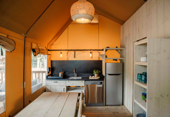Indretning af et fuldt udstyret køkken i et Ranger Lodge safari-telt på Veluwepark de Bosgraaf, Holland.