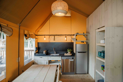 Interieur van een volledig uitgeruste keuken in een Ranger Lodge safaritent in Veluwepark de Bosgraaf, Nederland.