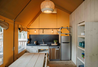 Cuisine équipée à l'intérieur d'une tente safari Ranger Lodge au Veluwepark de Bosgraaf aux Pays-Bas.