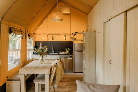Intérieur du lodge safari Ranger au Veluwepark de Bosgraaf, Pays-Bas, avec cuisine équipée