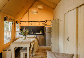 Indretning af safari-teltet Ranger Lodge på Veluwepark de Bosgraaf, Holland, med hyggeligt køkken