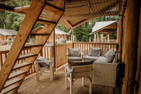 Safaritent Ranger Lodge aan Veluwepark de Bosgraaf met buitenterras en zithoek in Nederland.