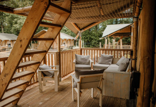 Safari-Zelt Ranger Lodge im Veluwepark de Bosgraaf mit Terrasse und Sitzbereich in den Niederlanden.