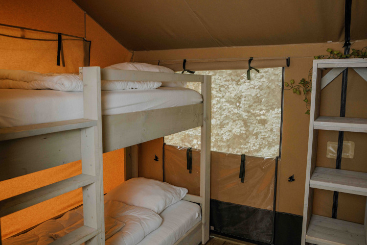 Innenaufnahme eines Ranger Lodge Safari-Zeltes mit Etagenbetten im Veluwepark de Bosgraaf in den Niederlanden.