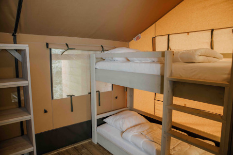 Innenansicht des Ranger Lodge Safarizelts im Veluwepark de Bosgraaf, Niederlande, mit Etagenbetten.