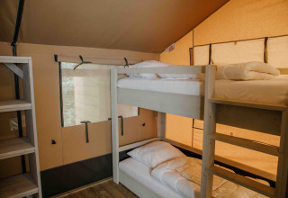 Innenansicht des Ranger Lodge Safarizelts im Veluwepark de Bosgraaf, Niederlande, mit Etagenbetten.