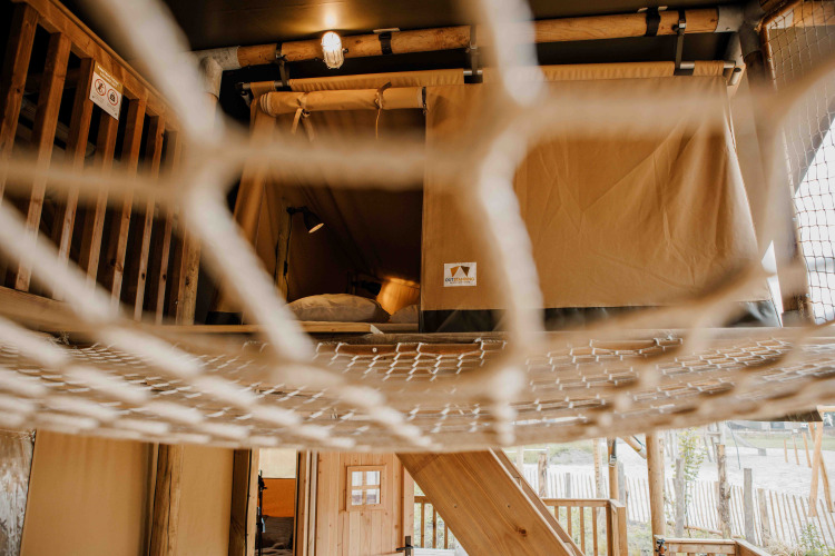 Innenansicht des Safari-Zeltes Ranger Lodge mit Netzboden im Veluwepark de Bosgraaf, Niederlande.