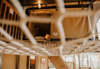 Innenansicht des Safari-Zeltes Ranger Lodge mit Netzboden im Veluwepark de Bosgraaf, Niederlande.