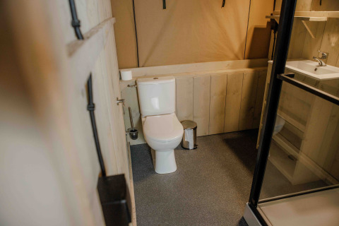 Badkamer in een Ranger Lodge safaritent bij Veluwepark de Bosgraaf, Nederland, met moderne faciliteiten.
