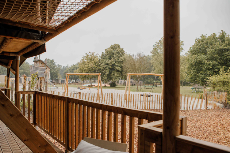 Blick von der Ranger Lodge Safari-Zeltterrasse auf Spielplatz im Veluwepark de Bosgraaf, Niederlande.