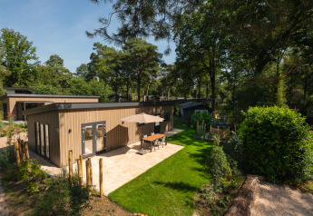 Moderne Loevestein-Lodge mit privater Terrasse, sonnigen Garten und Whirlpool in ruhiger Natur.