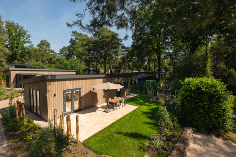 Moderne Loevestein-Lodge mit privater Terrasse, sonnigen Garten und Whirlpool in ruhiger Natur.