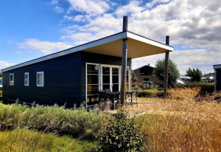 Moderne vakantiewoning met terras en grote ramen op Kompas Camping Nieuwpoort, West-Vlaanderen, België.