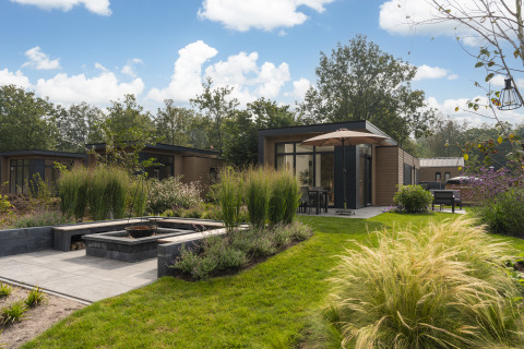 Moderne Cannenburch Deluxe lodge met hot tub en tuin in Veluwepark de Bosgraaf in Nederland.