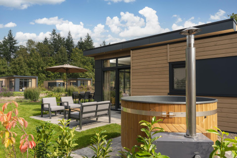 Lujoso lodge con jacuzzi y terraza moderna en Veluwepark de Bosgraaf, Países Bajos, rodeado de naturaleza.