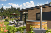 Luxus-Lodge mit Whirlpool und moderner Terrasse im Veluwepark de Bosgraaf in den Niederlanden.