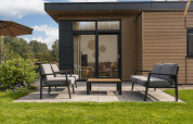 Terraza moderna del Cannenburch Deluxe lodge con asientos y jardín en Veluwepark de Bosgraaf, Países Bajos.