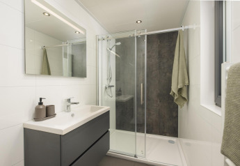 Modern bathroom with shower and mirror at Cannenburch lodge, Veluwepark de Bosgraaf, Netherlands.