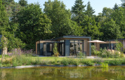 Lodge moderno vicino a uno stagno, immerso nel verde, Essenburgh Comfort al Veluwepark de Bosgraaf.