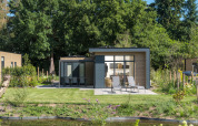Moderne Essenburgh Comfort Lodge mit Terrasse und Garten im Veluwepark de Bosgraaf, Niederlande, mit Whirlpool.