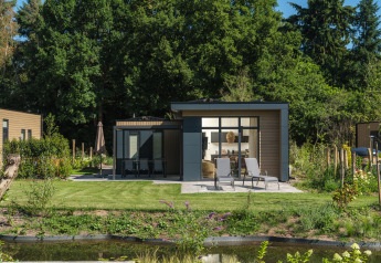 Lodge Essenburgh Comfort moderno con terraza, tumbonas y jardín en Veluwepark de Bosgraaf, Países Bajos.