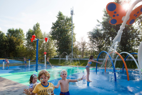 Kinderen spelen en genieten in de waterspeeltuin van Kompas Camping Nieuwpoort in West-Vlaanderen.