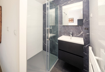Modernes Badezimmer im Essenburgh Comfort mit Dusche und Waschbecken im Veluwepark de Bosgraaf.