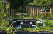 Buitenlounge met vuurplaats en veel groen bij Essenburgh Deluxe met hottub in Veluwepark de Bosgraaf.