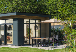 Lodge Essenburgh Deluxe moderne avec terrasse et jardin au Veluwepark de Bosgraaf, aux Pays-Bas.