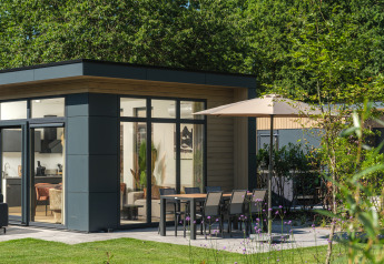 Lodge Essenburgh Deluxe moderne avec terrasse et jardin au Veluwepark de Bosgraaf, aux Pays-Bas.