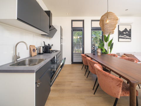 Cuisine moderne et salle à manger à Essenburgh Deluxe avec décor chaleureux au Veluwepark de Bosgraaf, Pays-Bas.