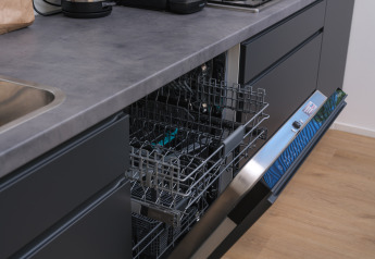 Lave-vaisselle ouvert dans la cuisine moderne du lodge Essenburgh Deluxe à Veluwepark de Bosgraaf, Pays-Bas.