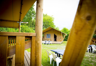 Bungalow tent uitzicht op andere tent - Duinhoeve - Udenhout, Zeeland, Nederland