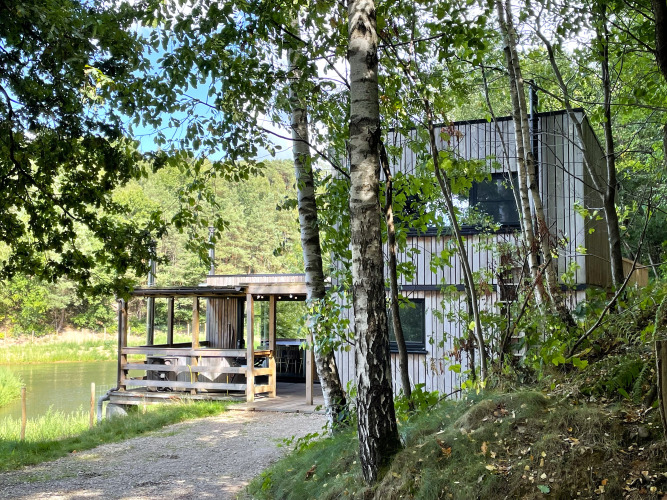 Tiny house Shelter + jacuzzi at Cosy Cabins set in the Limburg forest, Belgium, with lakeside view.