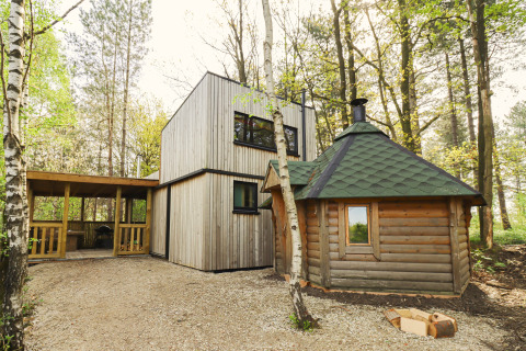 Cabane moderne et sauna classique dans la forêt chez Cosy Cabins, Limburg, Belgique.