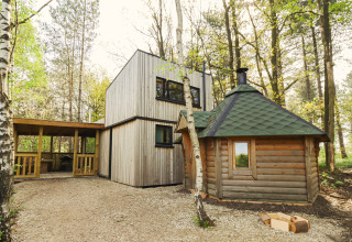 Cabane moderne et sauna classique dans la forêt chez Cosy Cabins, Limburg, Belgique.