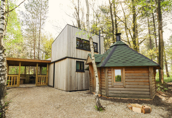 Cabaña moderna y sauna tradicional entre árboles en Cosy Cabins, bosque de Limburg, Bélgica.