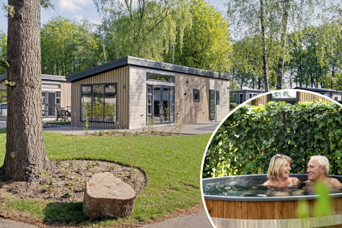 Lodge Nova Wellness à façade bois moderne et jardin, couple senior se relaxe dans un hottub extérieur.