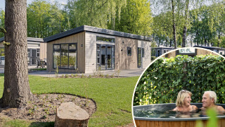 Lodge Nova Wellness de diseño moderno en madera y jardín, pareja mayor disfruta en un hottub exterior.