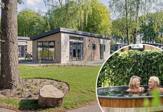 Nova Wellness-lodge met moderne houten gevel en tuin, ouder stel ontspant samen in de hottub buiten.