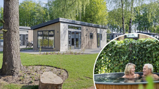 Lodge Nova Wellness à façade bois moderne et jardin, couple senior se relaxe dans un hottub extérieur.