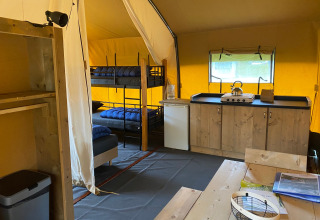 Interieur bungalowtent - Duinhoeve - Udenhout, Zeeland, Nederland