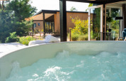 Jacuzzi extérieur au Sand Lodge du Holiday Park De IJsvogel aux Pays-Bas, vue sur la terrasse.