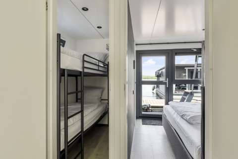 Innenansicht des Houseboat Marina Mookerplas in den Niederlanden mit Etagenbetten und Seeblick.
