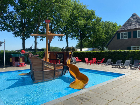 Piscina infantil con barco pirata - Duinhoeve - Udenhout, Zelanda, Países Bajos