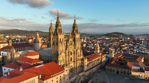 Luftaufnahme der berühmten Kathedrale von Santiago de Compostela im Herzen von Galicien, Spanien.