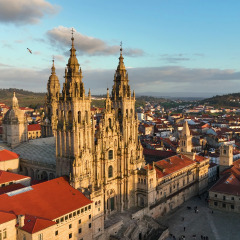Vue aérienne de la célèbre cathédrale de Saint-Jacques-de-Compostelle au cœur historique de la Galice, Espagne.