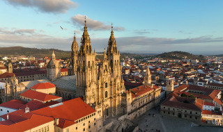 Vue aérienne de la célèbre cathédrale de Saint-Jacques-de-Compostelle au cœur historique de la Galice, Espagne.